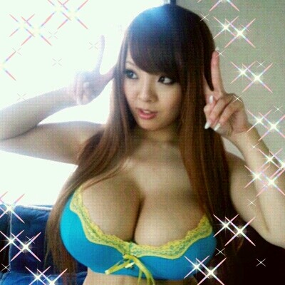 Busty Japanese AV star Hitomi Tanaka